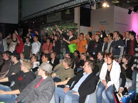 ͼƬ����&nbsp;CeBIT&nbsp;Razerչ���쳣�𱬣�