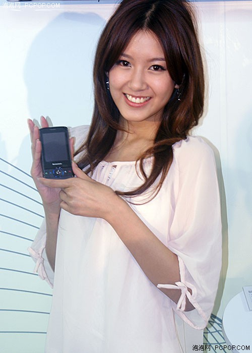 比基尼夏装上阵 手机Model中的靓女们