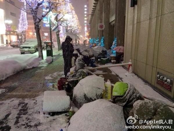 日本苹果福袋活动 狂热果粉雪天排队 