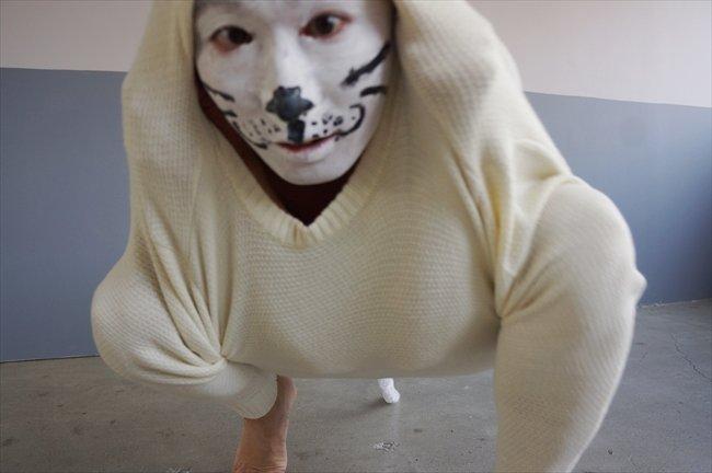 日本超BT网友在家用毛衣扮“两脚猫” 