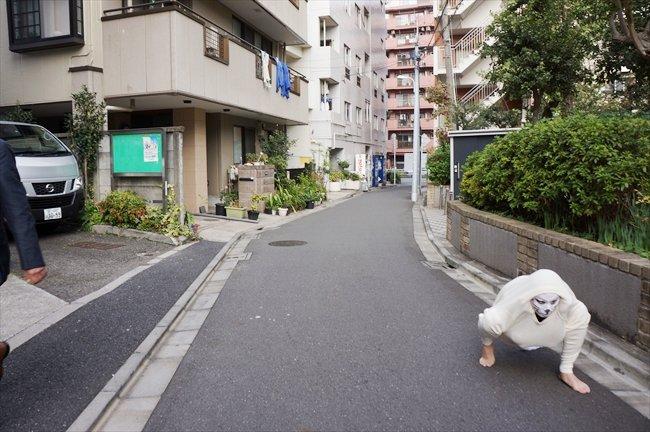 日本超BT网友在家用毛衣扮“两脚猫” 