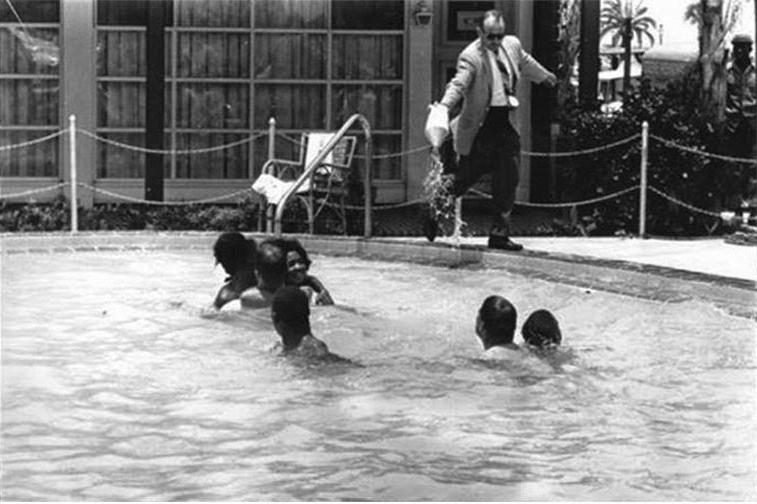 历史照片:白人经理把盐酸倒进黑人泳池 