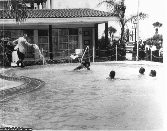 历史照片:白人经理把盐酸倒进黑人泳池 