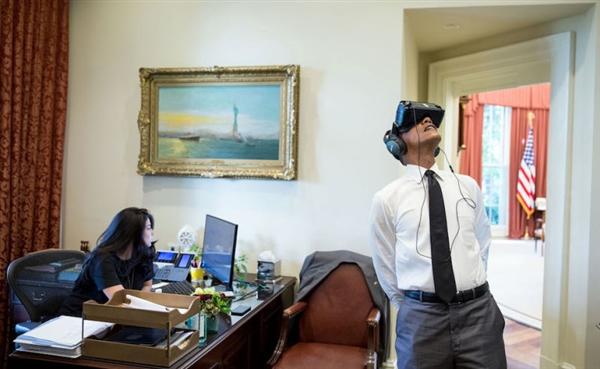 奥巴马戴VR头盔 照片被网友“玩坏” 