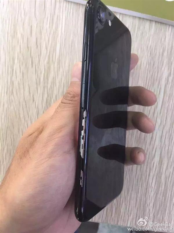 竟无语凝噎：亮黑色iPhone 7掉漆后... 