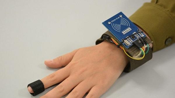 以色列开发军用智能腕带：可辅助治疗 
