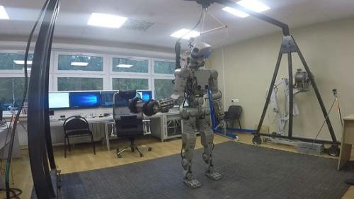俄罗斯推出超级人形机器人 能自己开车上路 