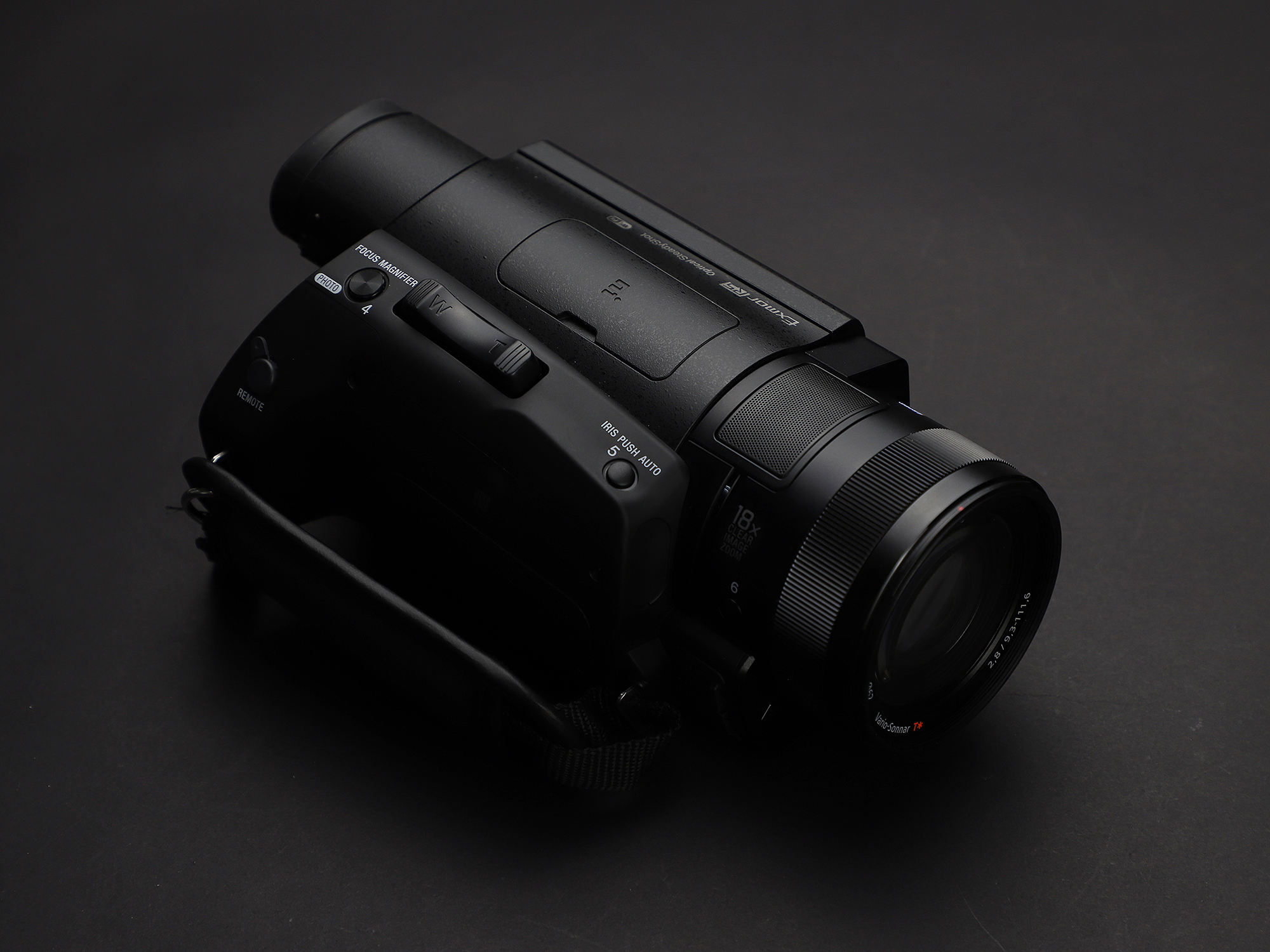 可拍4K HDR视频的手持DV 索尼FDR-AX700摄