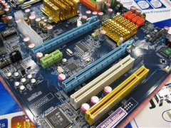 ���׷�����&nbsp;��̬P35֧��DDR2/3��200