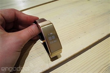 华为发布TalkBand B2 手环集成蓝牙耳机