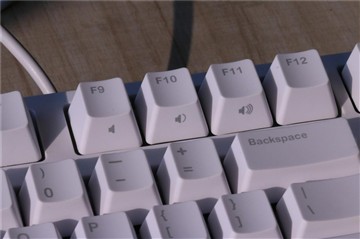 稀有奶轴!IKBC C104白色机械键盘评测