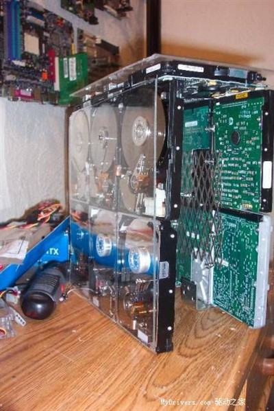 绝对强悍！用18块硬盘搭建一个PC机箱