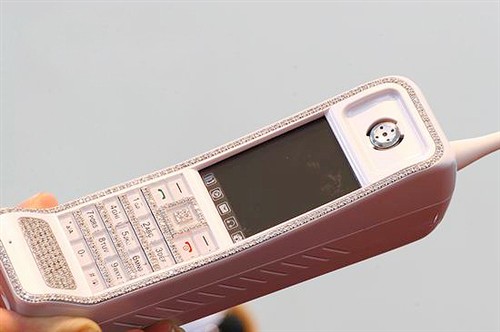 后现代加复古!镶钻"大哥大"美图赏