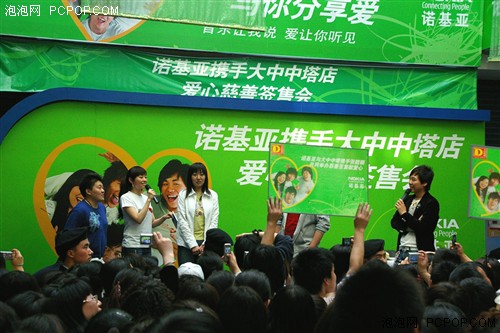 小编惊遇张靓颖!大中现场专辑签售会