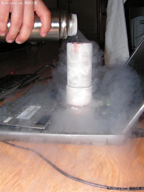 铜炮加液氮!老外用笔记本超频用怪招