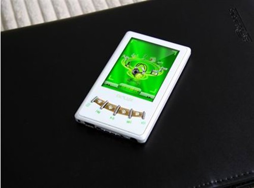 8毫米感受皇家气质!多彩镶钻MP3上市
