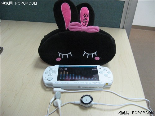 美女爽翻新PSP!北通专用线控试用感受