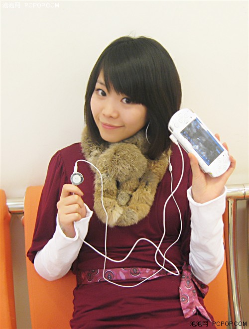 美女爽翻新PSP!北通专用线控试用感受