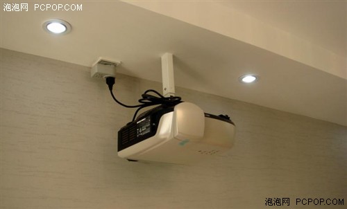 用投影看大片!网友轻松组建家庭影院