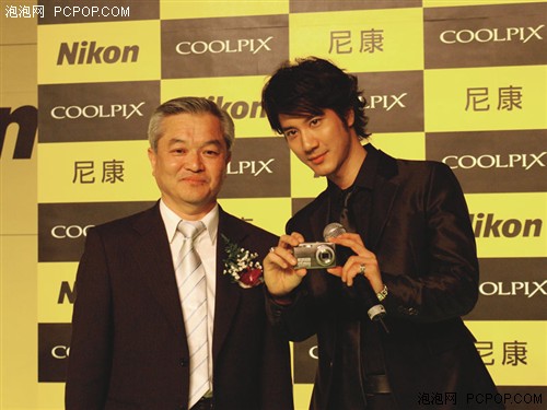 王力宏时尚化尼康!新品发布会现场秀