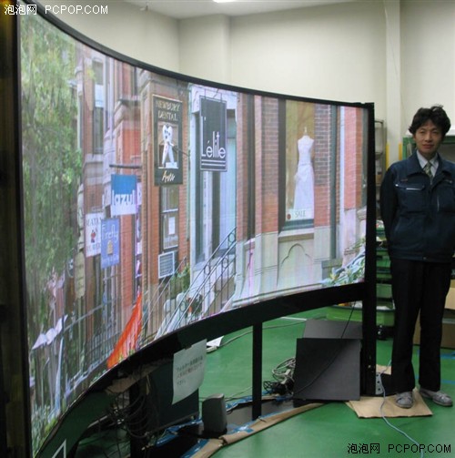 仅重3.6公斤还能弯的125吋显示器出现