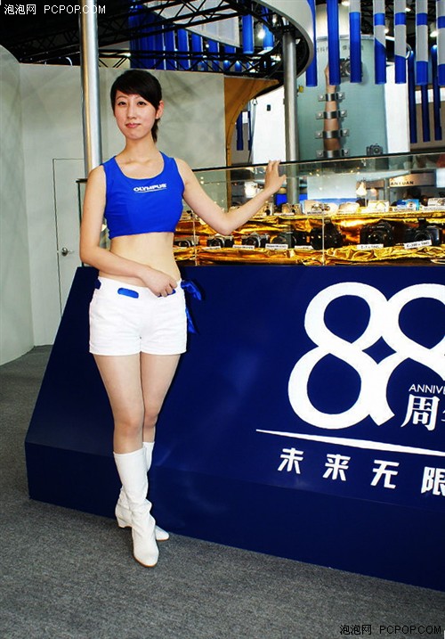 P&E08现场图片:奥巴展台相机配美女