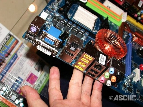 北桥上有个"碗" 微星790GX抢先曝光!