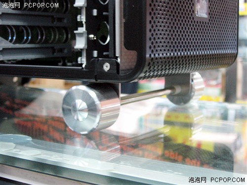不一样的联力铝箱!冲孔式设计散热强