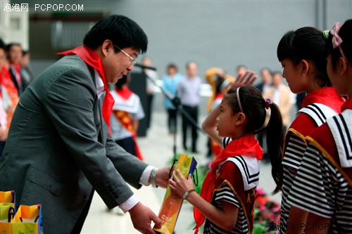汉王科技向什邡市北京小学捐赠电纸书 