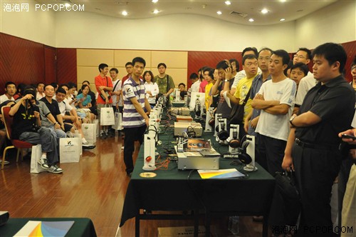 人气超爆!雪马联合京东大型耳机试听_AKG耳机