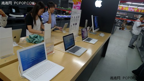 iPad提前2小时发售 果迷冒雨排队待购 