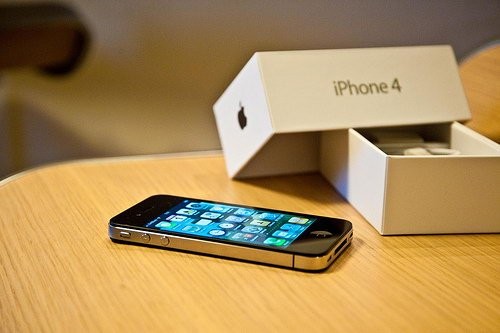 联通：iPhone4机卡未绑定 冻结预存款 