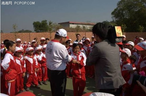 双飞燕厚爱无疆 尖山小学冬运行 