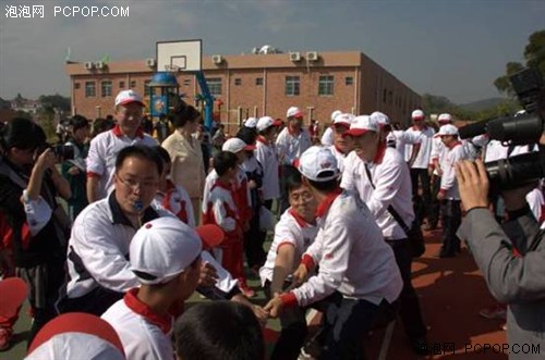 双飞燕厚爱无疆 尖山小学冬运行 