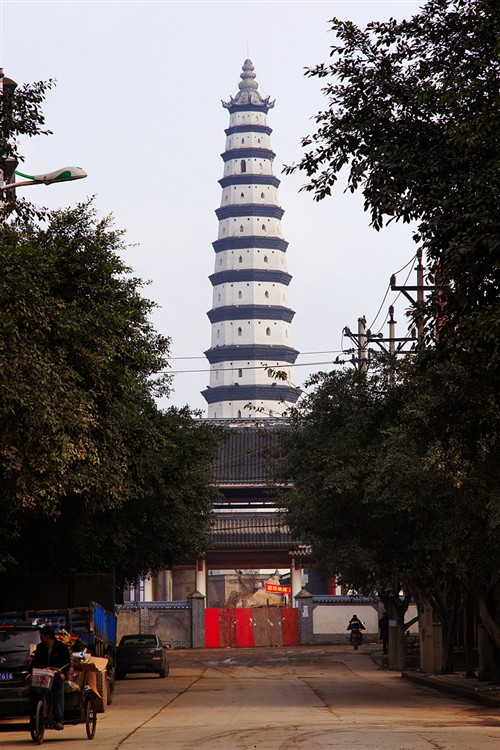 合川的文峰塔,我们都叫它"白塔",小时候老妈带我上去玩过,当时的