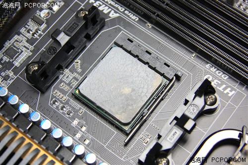 四块GTX580上阵 AMD平台SLI性能首爆! 