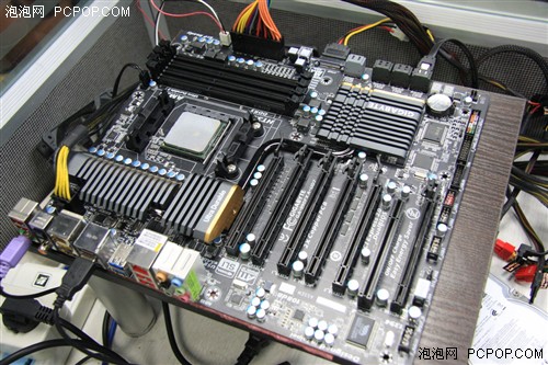 四块GTX580上阵 AMD平台SLI性能首爆! 