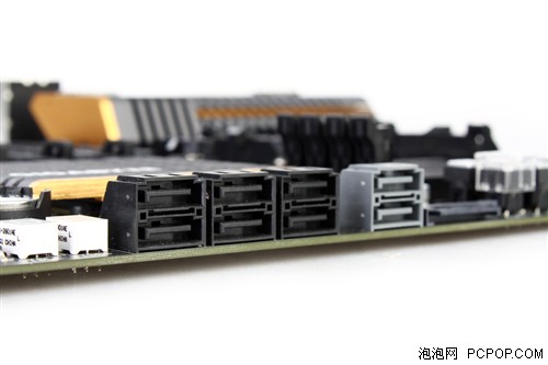 决战990FX 四路GTX580对决四路HD6970 