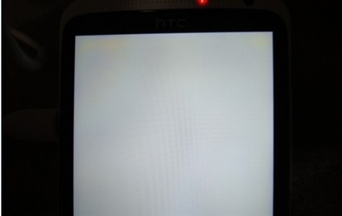 HTC旗舰新机One X屏幕也曝黄斑门_HTC手