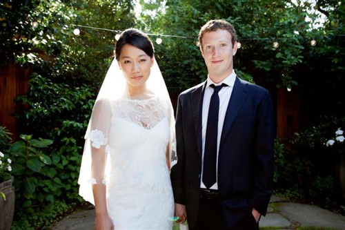 Facebook CEO悄然宣布与华裔女友完婚 