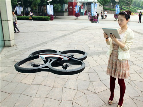 不乏童真 AR.Drone2.0舞动空中华尔兹 