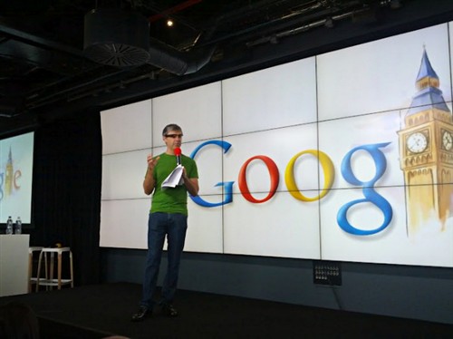 谷歌CEO拉里佩奇戴谷歌眼镜现身英国