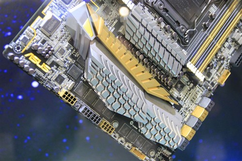 板载GTX680 华硕宙斯X79亮相Conputex 