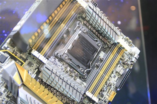 板载GTX680 华硕宙斯X79亮相Conputex 