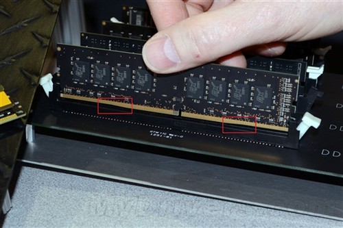 下边是弯的！消费级DDR4内存首次露面 