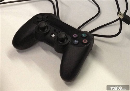 带触控和体感 索尼PS4手柄原型再曝光 