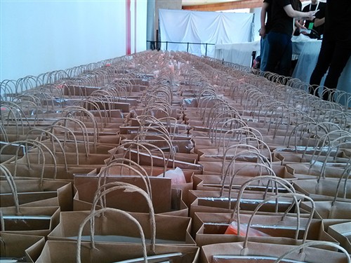 小米新闻发布会 工作人员准备入场礼包_小米手