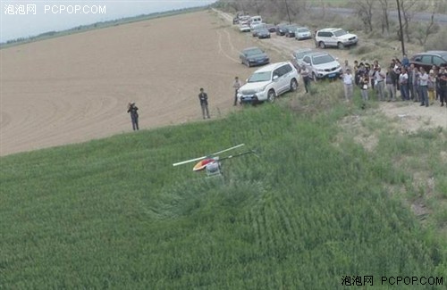 新疆呼图壁农场实施无人机喷药作业 