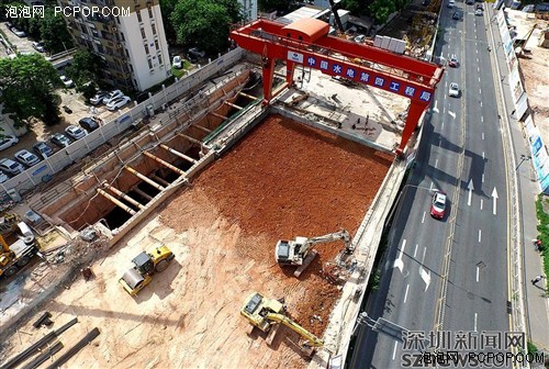 航拍深圳地铁工地 工人50℃地面工作 