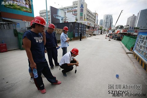 航拍深圳地铁工地 工人50℃地面工作 